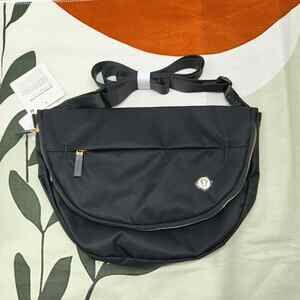 🍒Lululemon All Night Festival Bag 5L - Black w/ Gold Hardware Crossbody